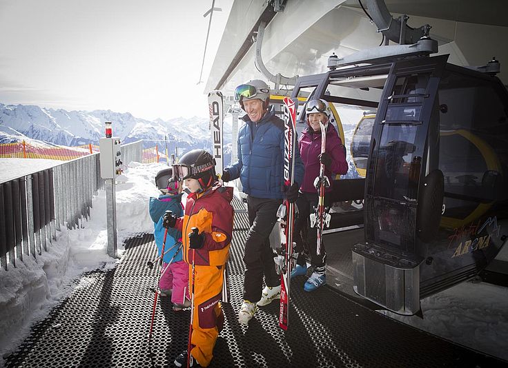 Gondelausstieg Skifahrer Falschbachlift Zillertal
